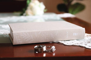 Holy Bible: New International Version, Bride's Bible, Cream, Cloth over Board, Red Letter, Comfort Print Hardcover – Import