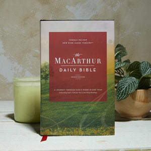 NKJ MACARTHUR DAILY BIB 2E: A Journey Through God's Word in One Year Hardcover – Import,