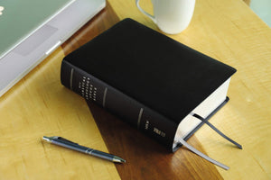 NIV Biblical Theology Study Bible: New International Version, Biblical Theology Study Bible, Black, Bonded Leather, Comfort Print; Follow God s Redemptive Plan As It Unfolds Throughout Scripture Bonded Leather